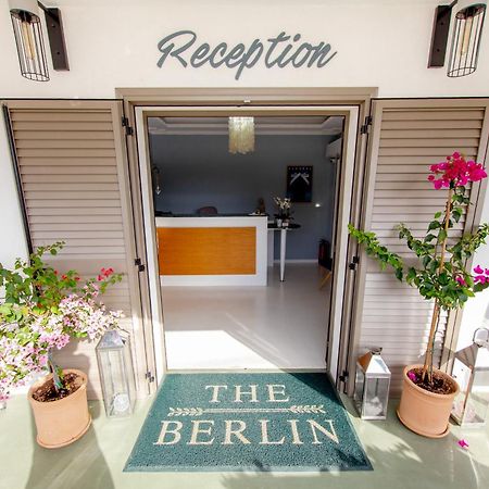 T H E Berlin Studios And Suites Vrasná Exterior foto