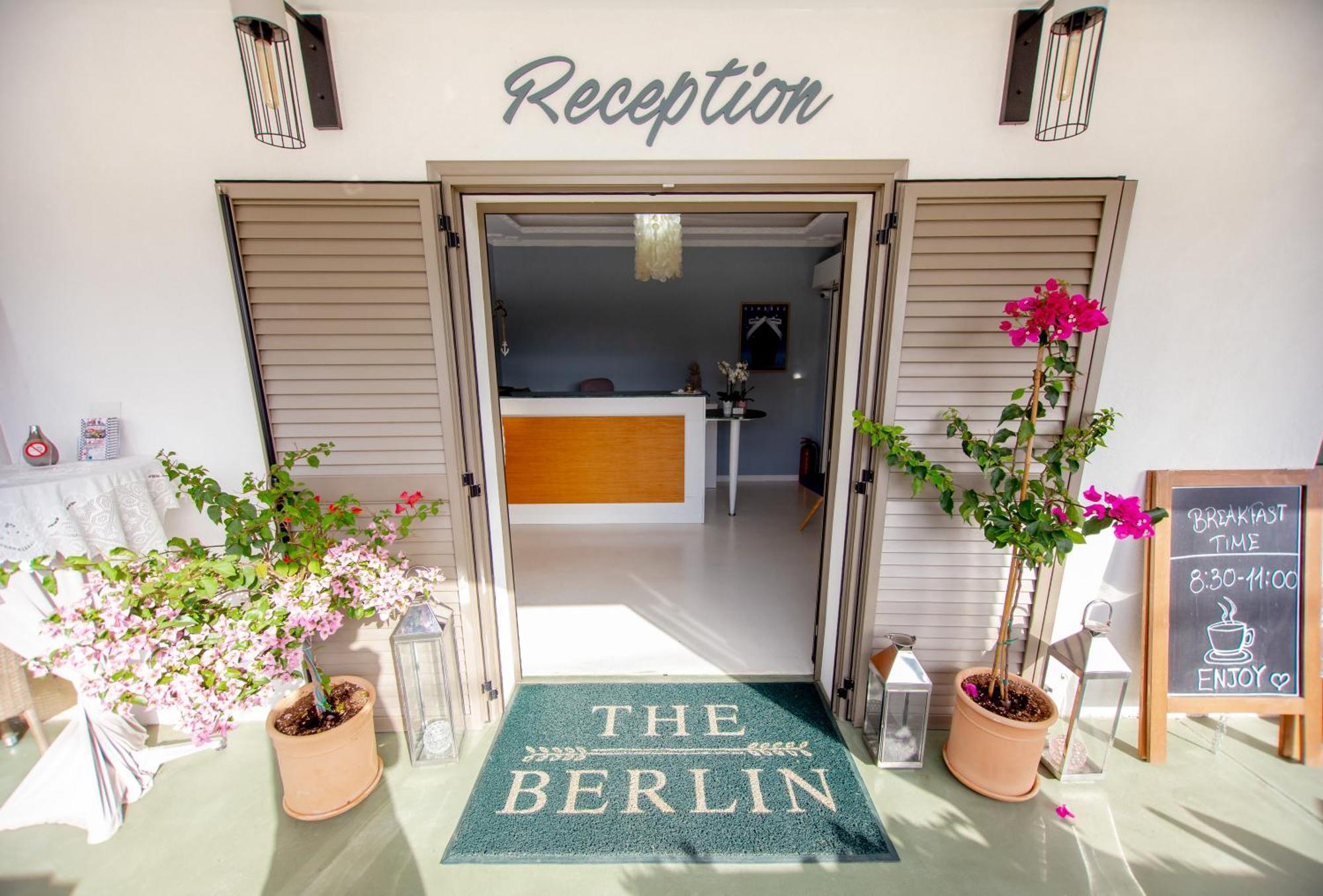 T H E Berlin Studios And Suites Vrasná Exterior foto